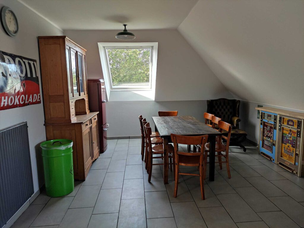 Essbereich mit großem Tisch.