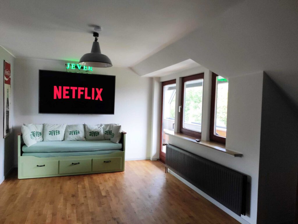 75-Zoll-Fernseher im Wohnbereich.