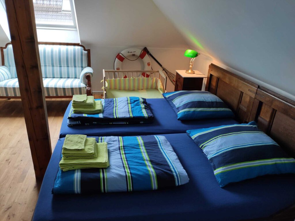 Kinderbett im Schlafzimmer 1 auf Anfrage.