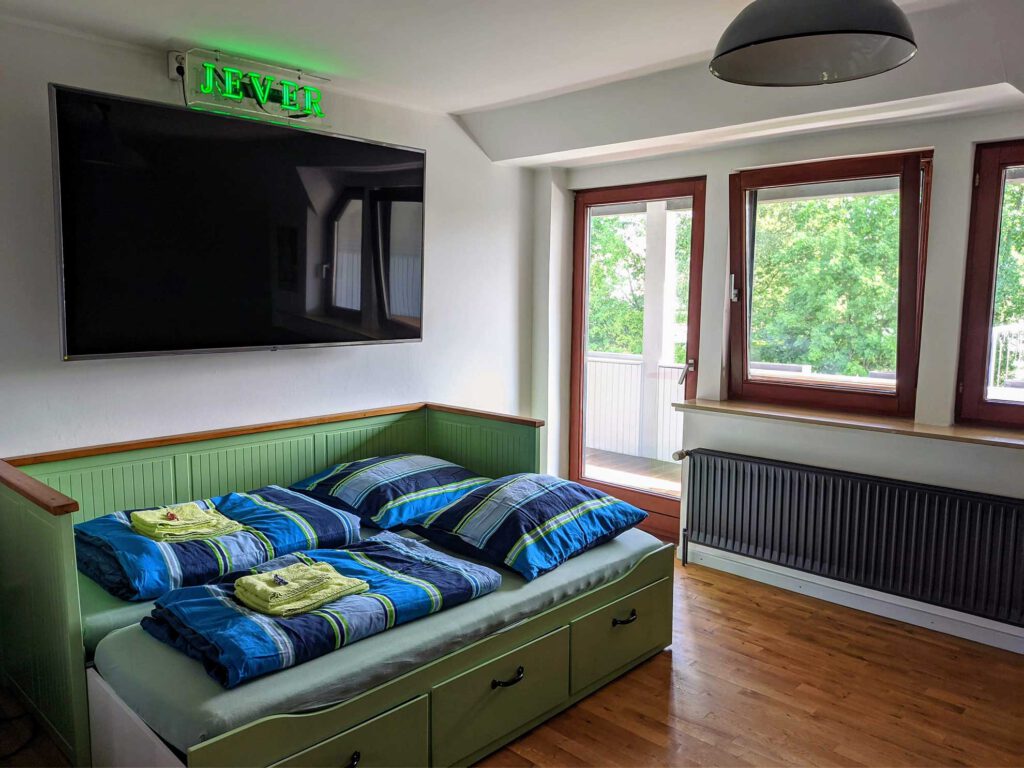 Wohnzimmer der Ferienwohnung Hookstief in Jever mit Tagesbett